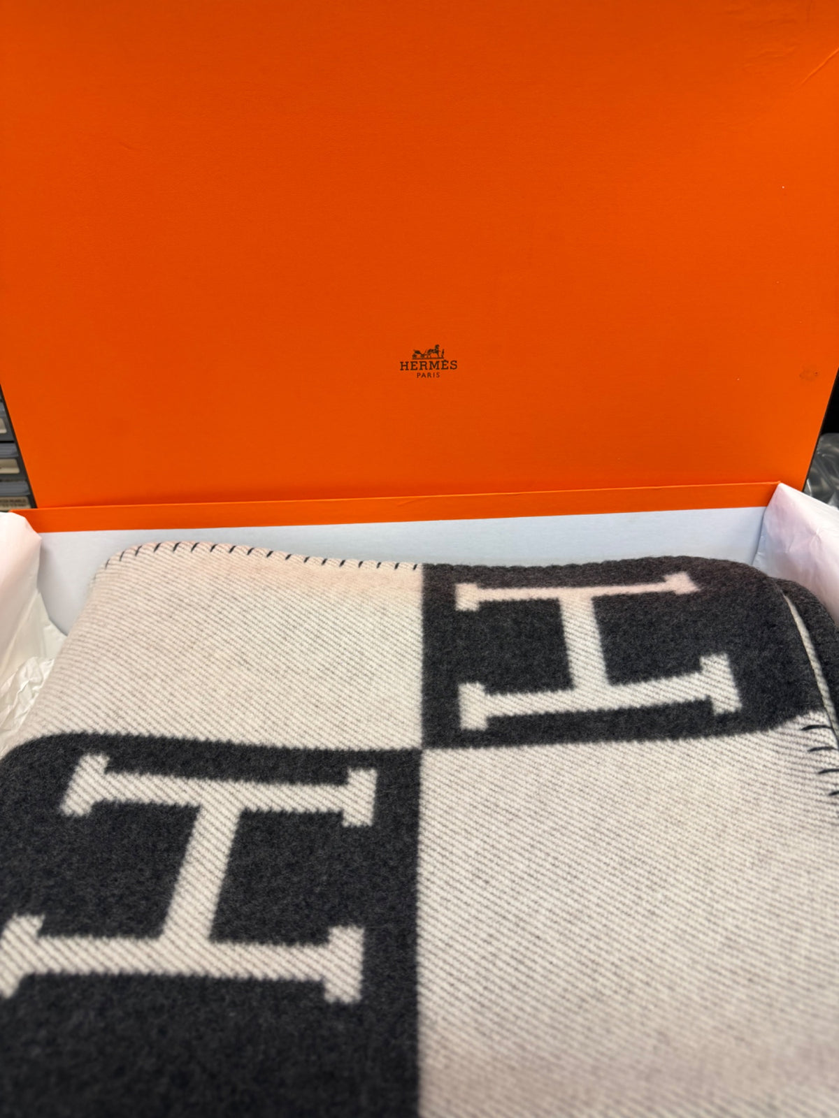 Hermès Avalon Throw Blanket Ecru Gris Foncé Wool Cashmere 53x67 (view 3)