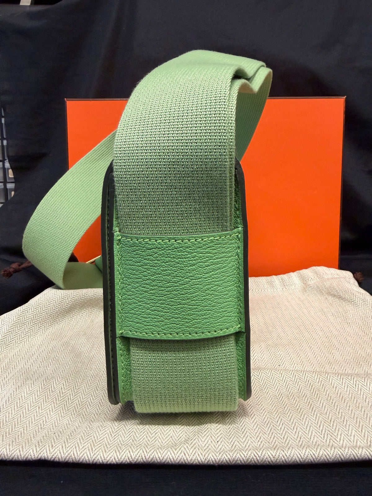 Hermès Geta Bag Chèvre Mysore Vert Criquet Gold Hardware 8" Pre-Owned (view 3)