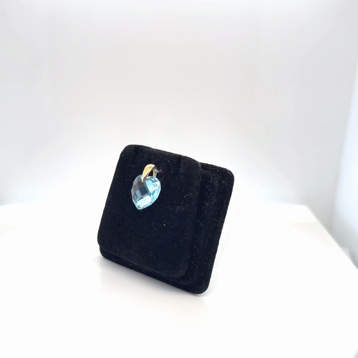 14K Yellow Gold Natural Blue Topaz Heart Pendant 1.70g