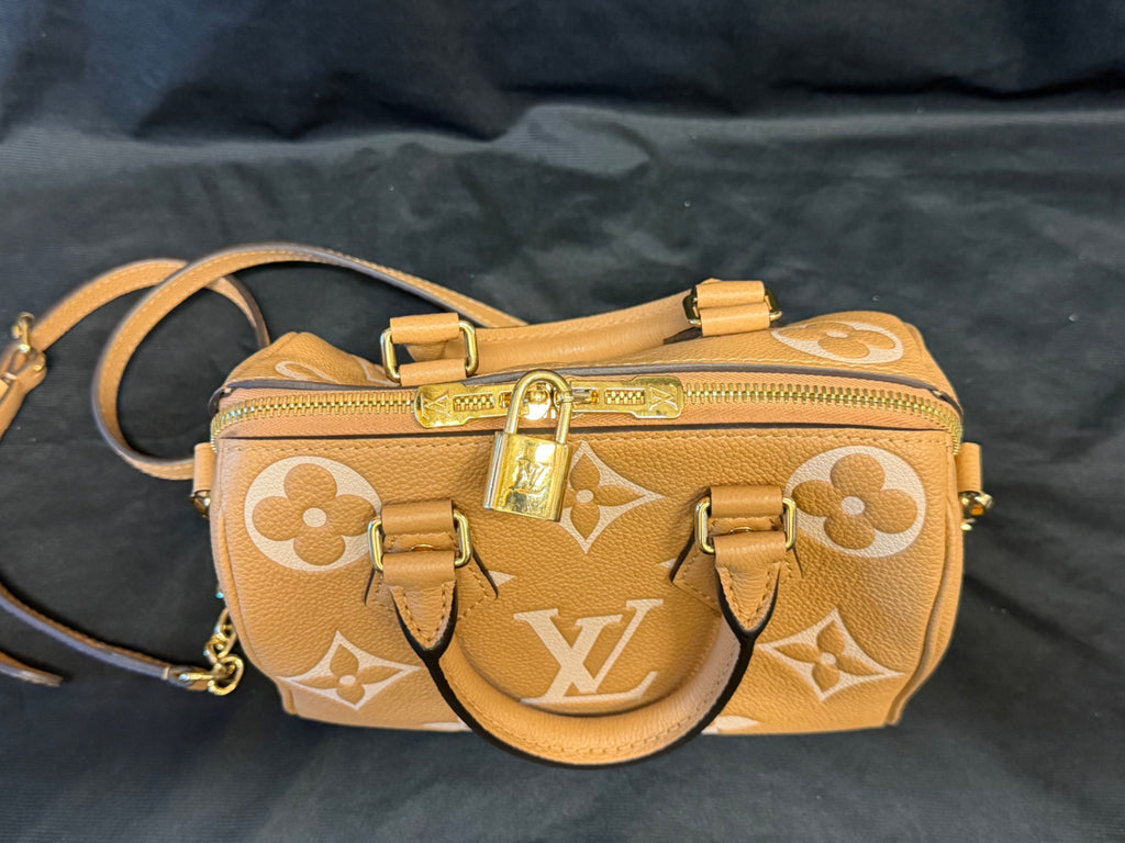 Louis Vuitton Speedy Bandouliere 20 Bi-Color Monogram Empreinte Caramel (view 7)