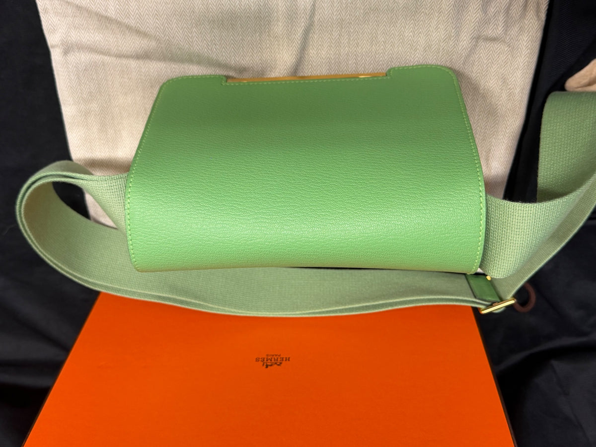 Hermès Geta Bag Chèvre Mysore Vert Criquet Gold Hardware 8" Pre-Owned (view 7)