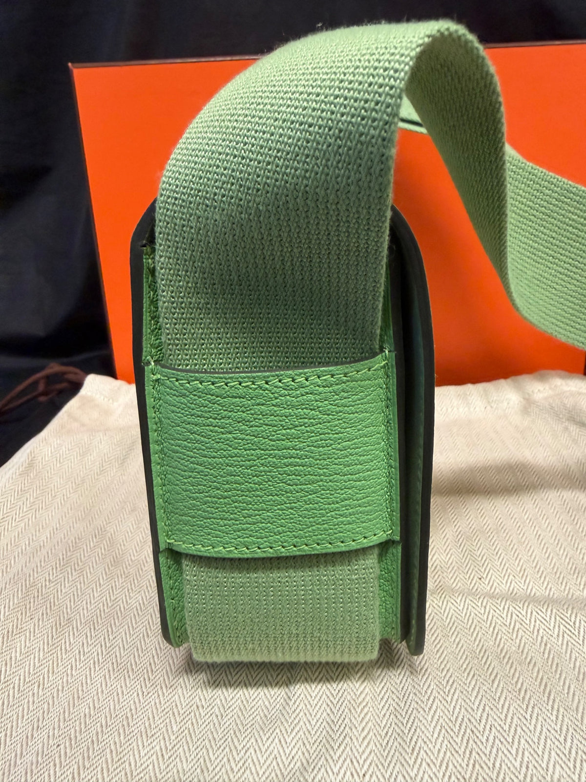 Hermès Geta Bag Chèvre Mysore Vert Criquet Gold Hardware 8" Pre-Owned (view 5)