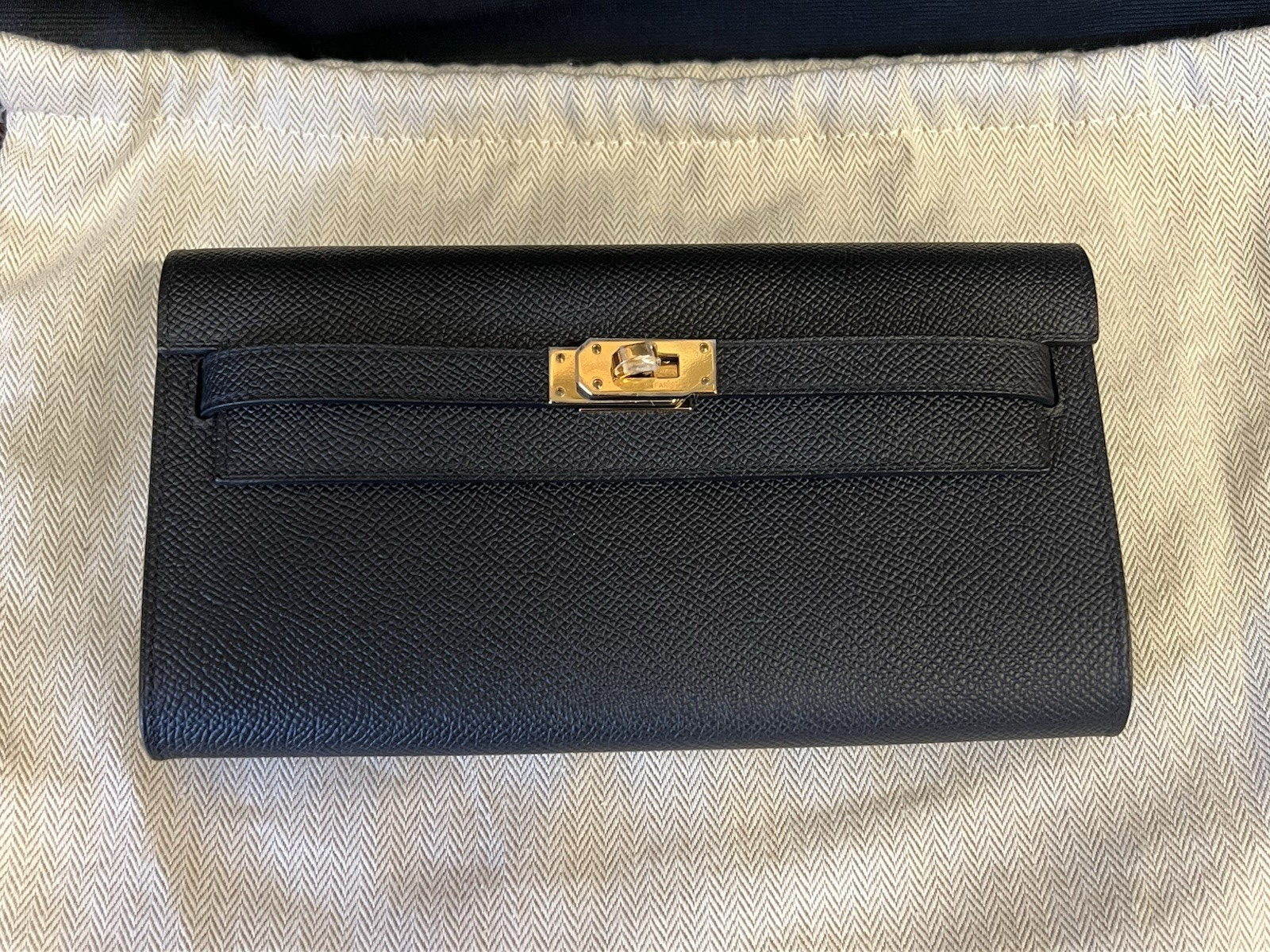 HERMÈS HERMES BLACK EPSOM KELLY TO GO, GOLD HARDWEAR, REMOVABLE STRAP, DUST BAGS, BOX — view 3