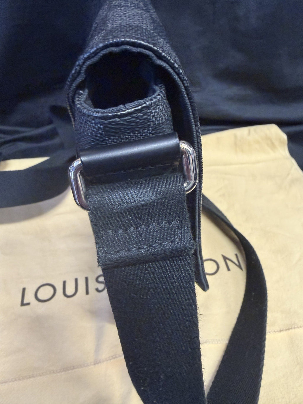 Louis Vuitton District PM Messenger Bag Damier Graphite Canvas Adjustable Strap (view 11)