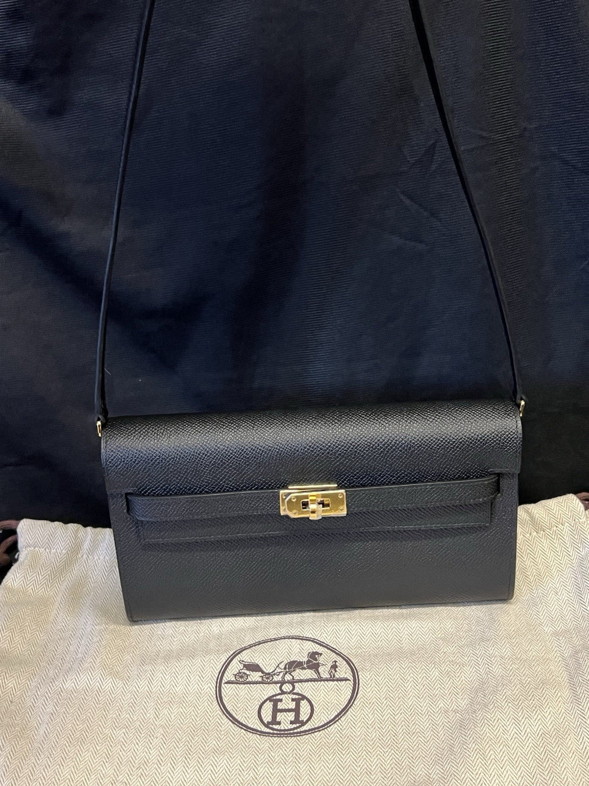 HERMÈS HERMES BLACK EPSOM KELLY TO GO, GOLD HARDWEAR, REMOVABLE STRAP, DUST BAGS, BOX — view 2
