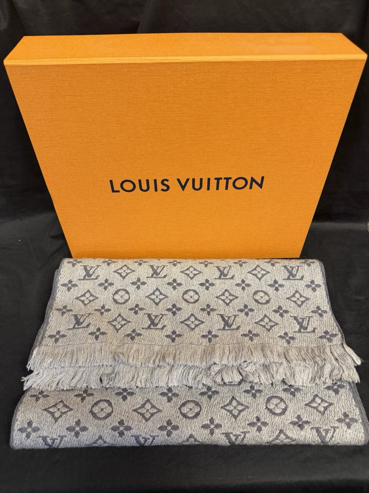 Louis Vuitton Monogram Classic Scarf Wool Jacquard Light Grey M70932 (view 6)
