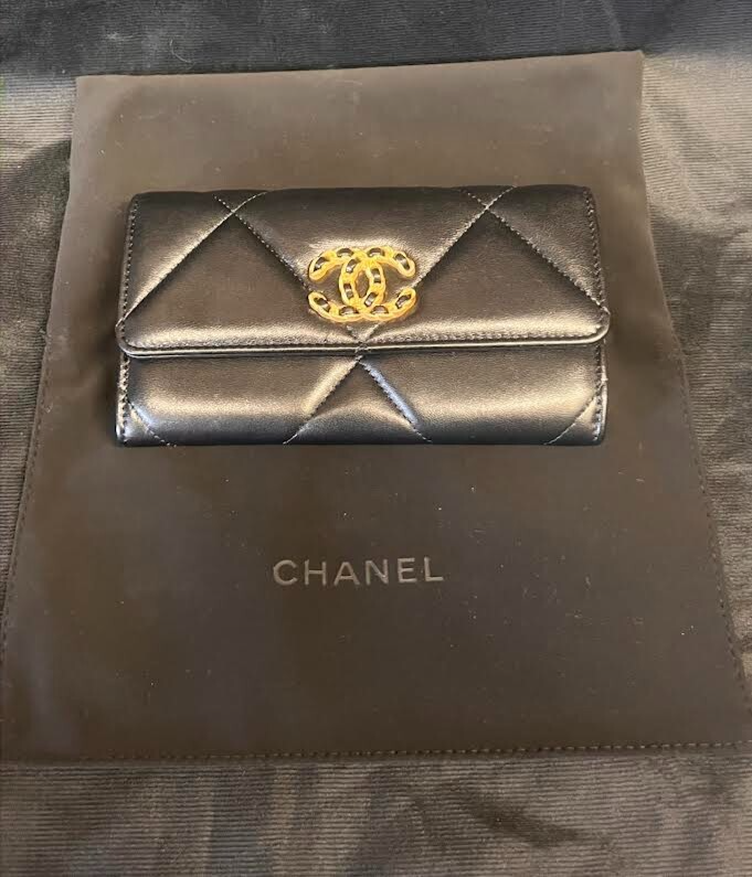 Chanel 19 Flap Interlocking CC Logo Wallet Black Quilted Lambskin (view 15)