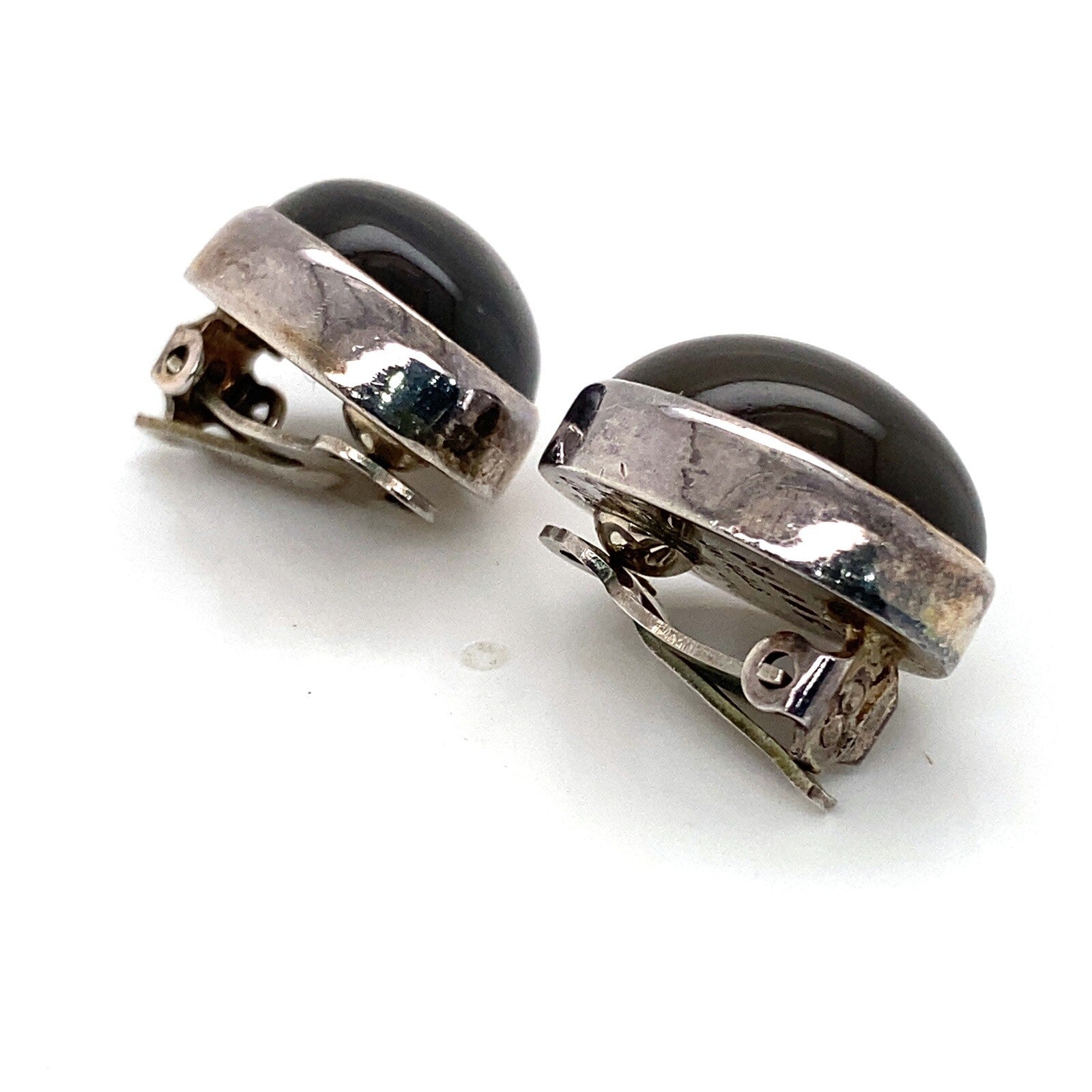 Stephen Dweck silver clip earrings with oval cabochon black Diopside stone. — view 3