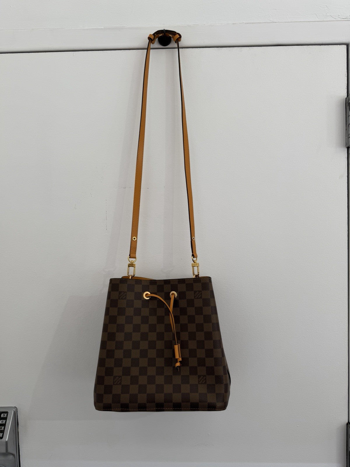 Louis Vuitton Damier Ebene Neonoe MM Safran Classic Bucket Shoulder Bag (view 14)