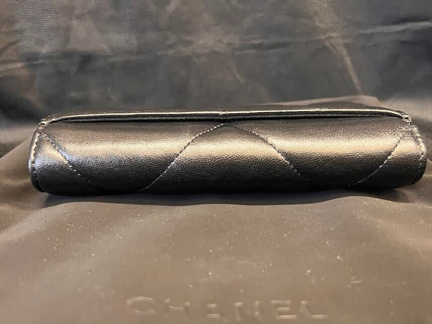 Chanel 19 Flap Interlocking CC Logo Wallet Black Quilted Lambskin (view 5)