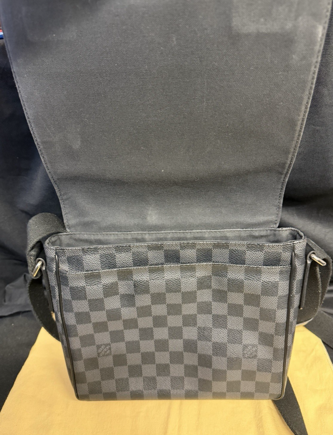 Louis Vuitton District PM Messenger Bag Damier Graphite Canvas Adjustable Strap (view 8)