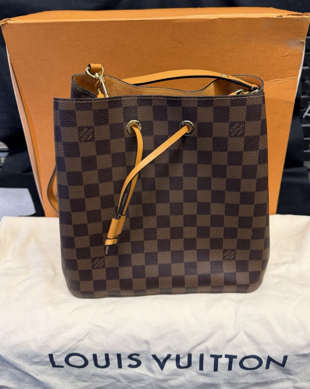 Louis Vuitton Damier Ebene Neonoe MM Safran Classic Bucket Shoulder Bag (view 16)