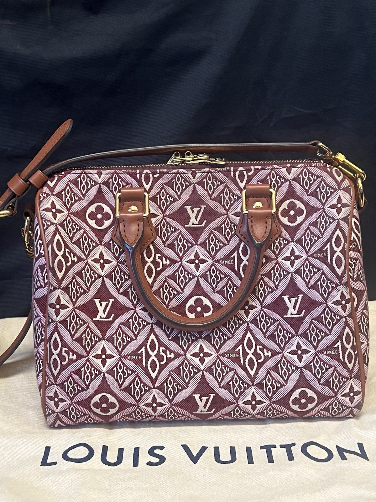LOUIS VUITTON SPEEDY BANDOULIERE 25 BURGUNDY JACQUARD 1854 LIMITED EDITION — view 3