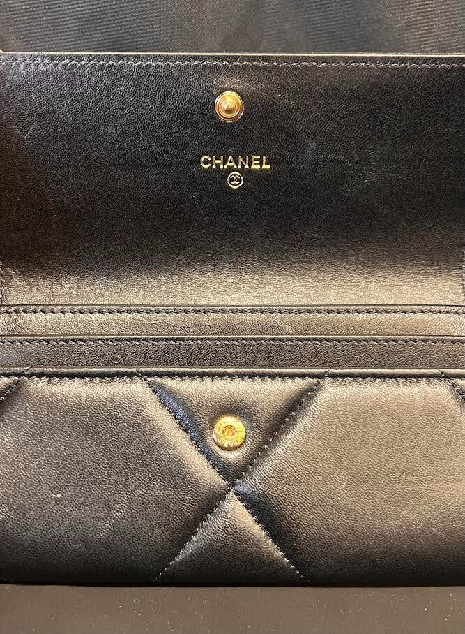 Chanel 19 Flap Interlocking CC Logo Wallet Black Quilted Lambskin (view 7)