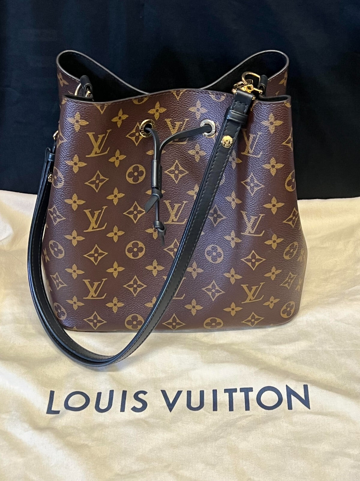 Louis Vuitton Neonoe MM Black Monogram M44020 Drawstring Bucket Bag (view 24)
