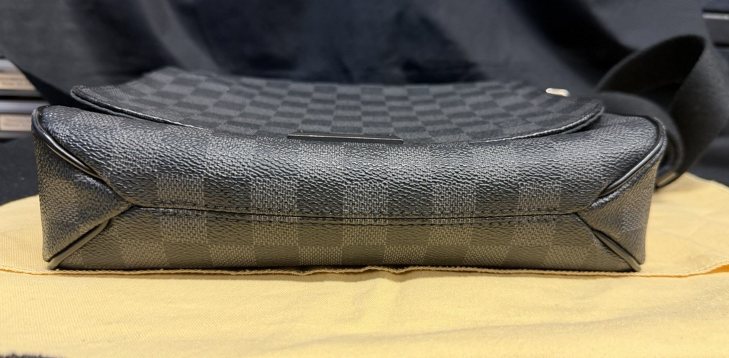 Louis Vuitton District PM Messenger Bag Damier Graphite Canvas Adjustable Strap (view 5)