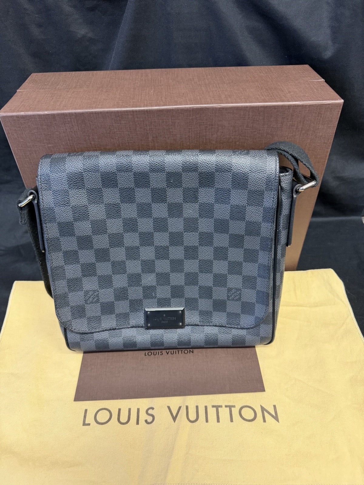 Louis Vuitton District PM Messenger Bag Damier Graphite Canvas Adjustable Strap (view 19)