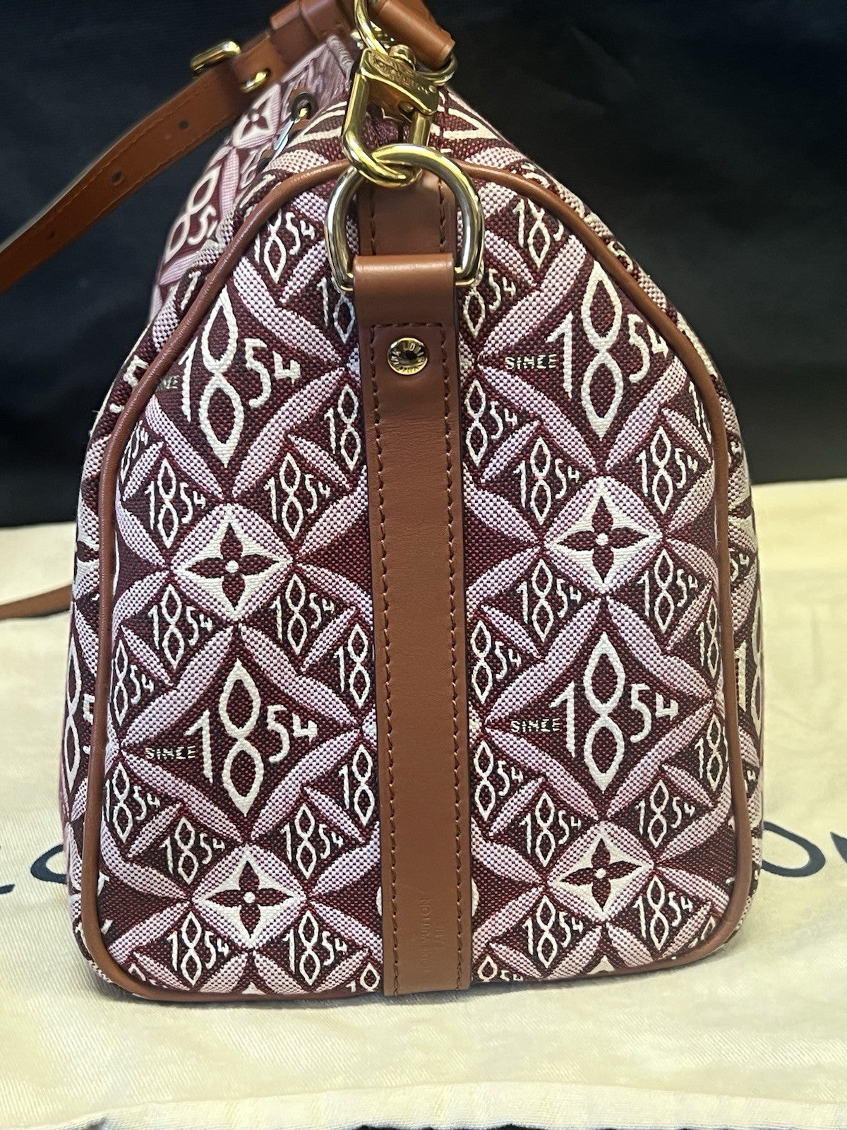 LOUIS VUITTON SPEEDY BANDOULIERE 25 BURGUNDY JACQUARD 1854 LIMITED EDITION — view 4