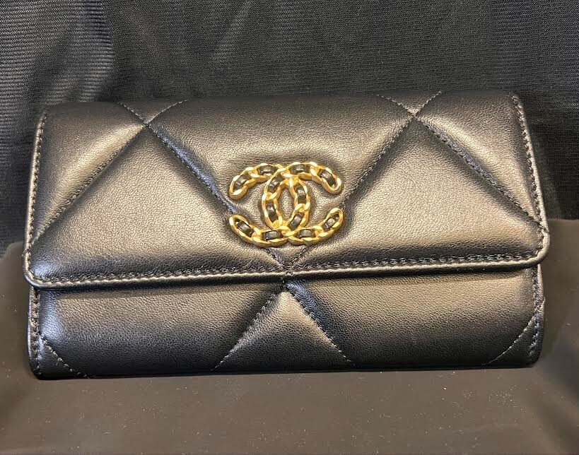 Chanel 19 Flap Interlocking CC Logo Wallet Black Quilted Lambskin (view 1)
