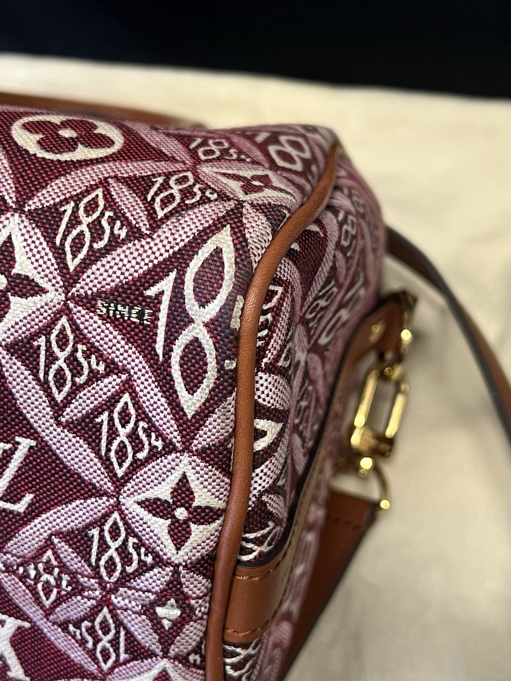 Louis Vuitton Speedy Bandouliere 25 Burgundy Jacquard 1854 Limited Edition (view 15)