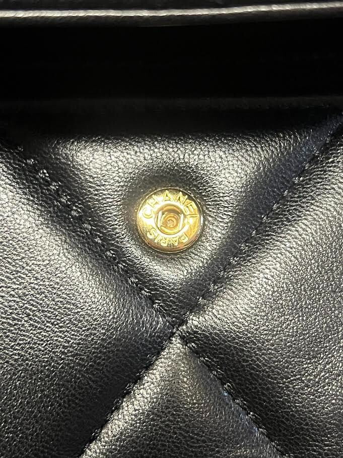 Chanel 19 Flap Interlocking CC Logo Wallet Black Quilted Lambskin (view 11)