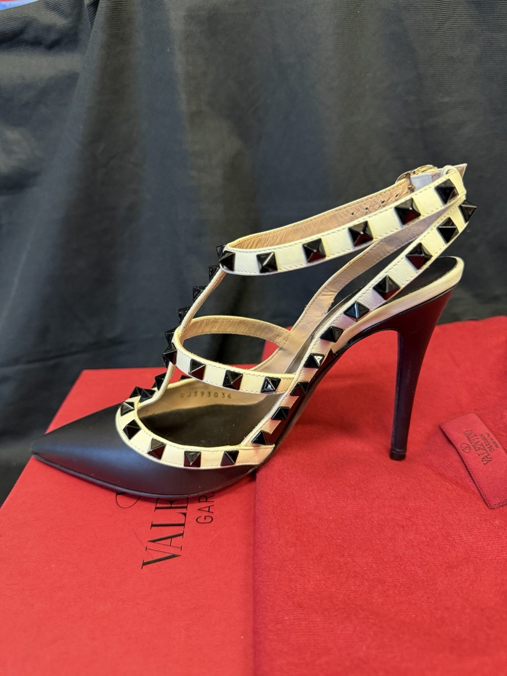 Valentino Garavani Rockstud Pumps Black/White Studded Heel Size 36 (US 6) (view 6)