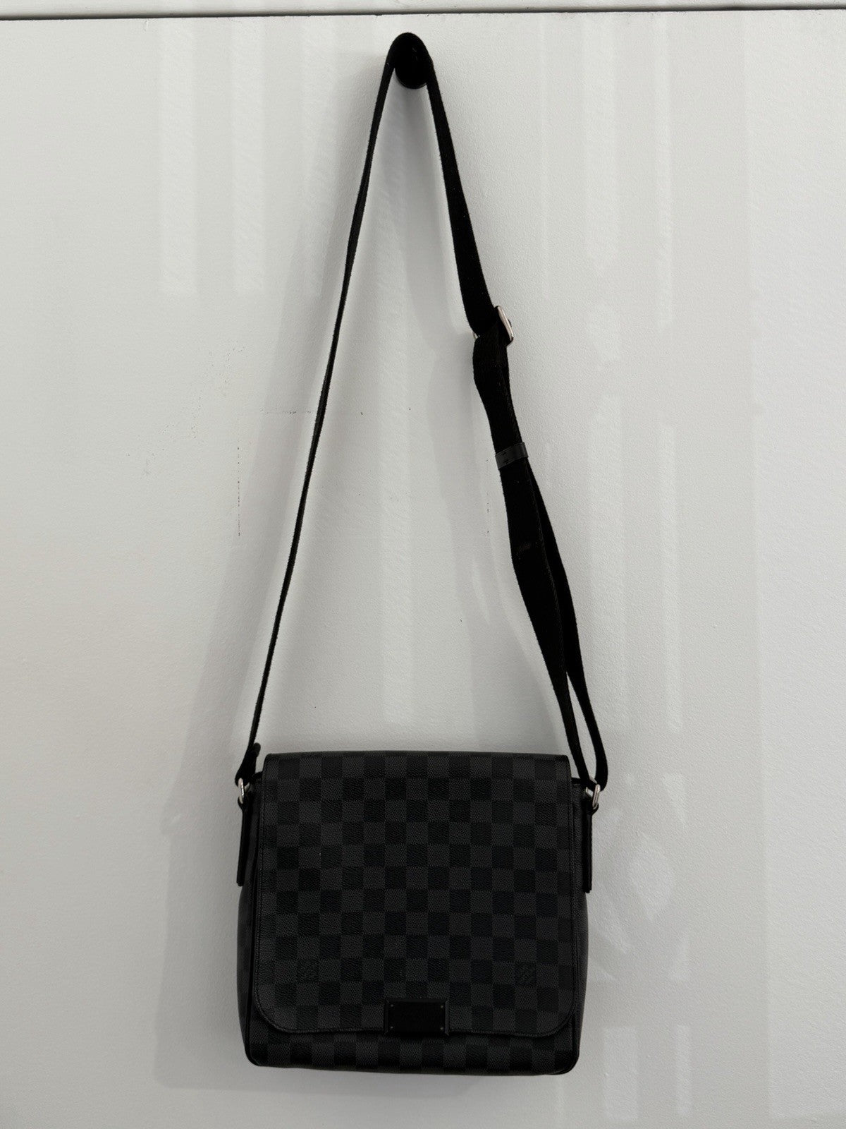 Louis Vuitton District PM Messenger Bag Damier Graphite Canvas Adjustable Strap (view 18)