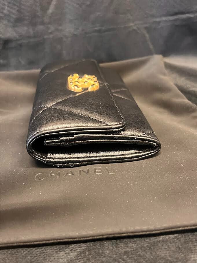 Chanel 19 Flap Interlocking CC Logo Wallet Black Quilted Lambskin (view 4)
