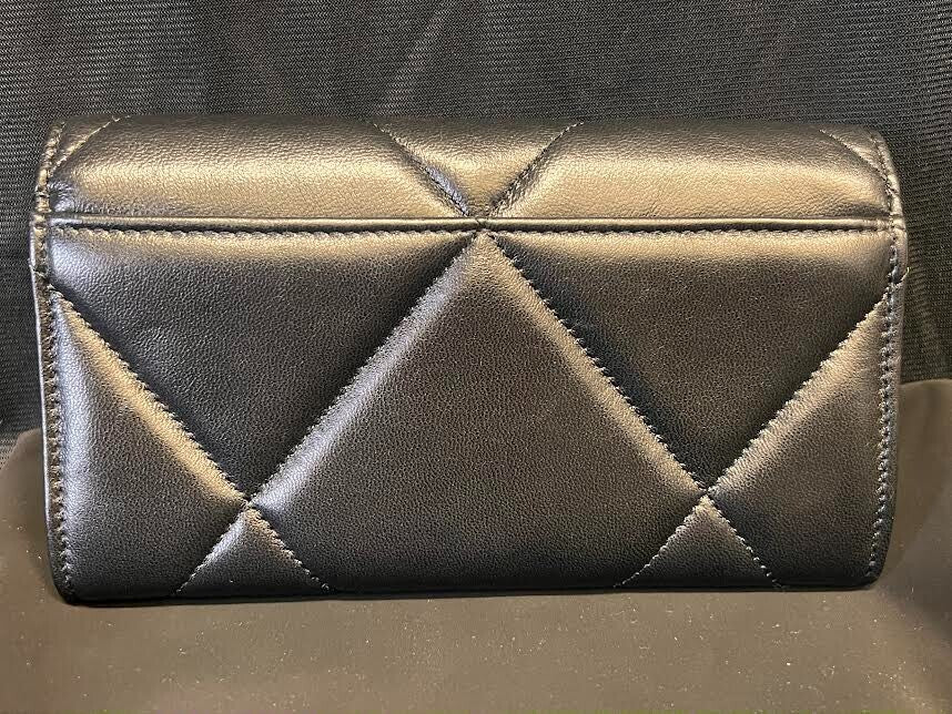 Chanel 19 Flap Interlocking CC Logo Wallet Black Quilted Lambskin (view 2)