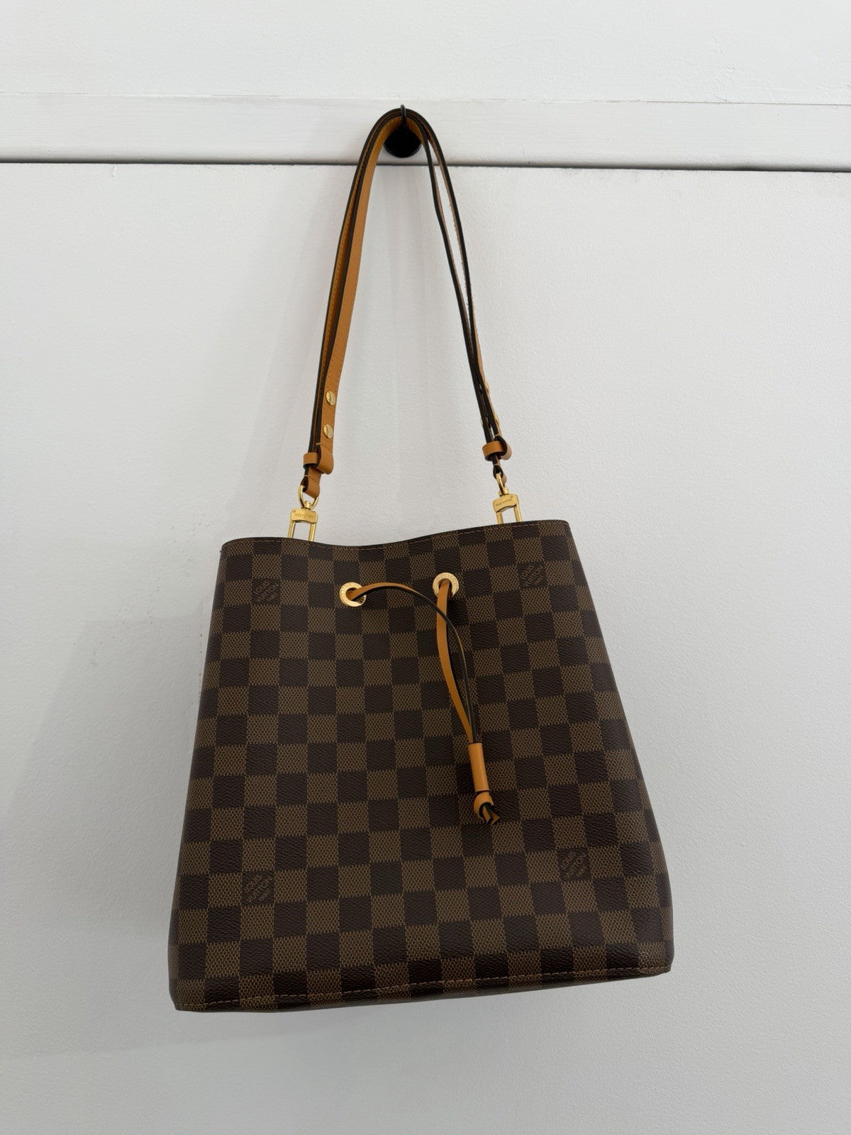 Louis Vuitton Damier Ebene Neonoe MM Safran Classic Bucket Shoulder Bag (view 15)