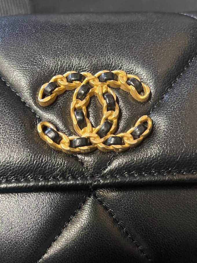 Chanel 19 Flap Interlocking CC Logo Wallet Black Quilted Lambskin (view 12)