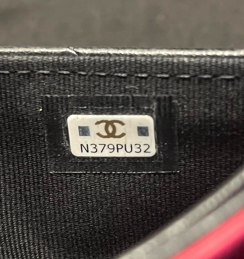 Chanel 19 Flap Interlocking CC Logo Wallet Black Quilted Lambskin (view 14)