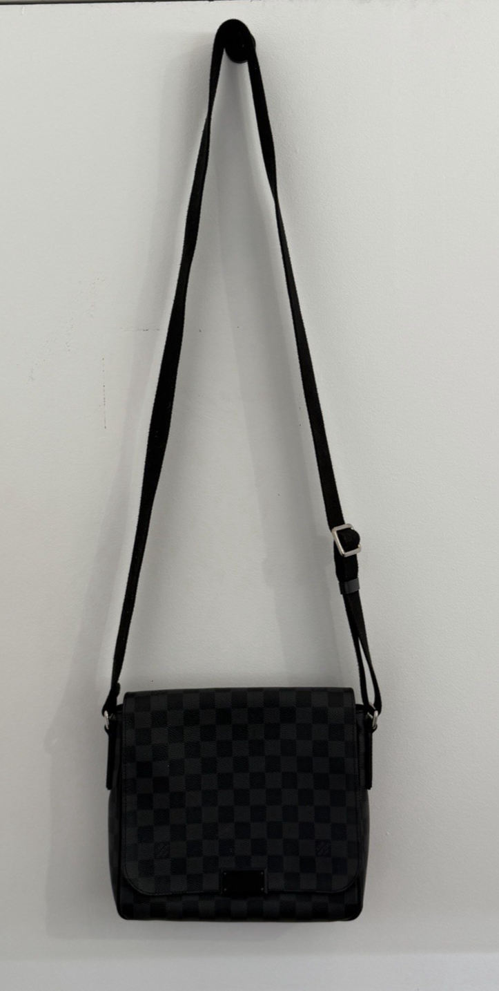 Louis Vuitton District PM Messenger Bag Damier Graphite Canvas Adjustable Strap (view 17)