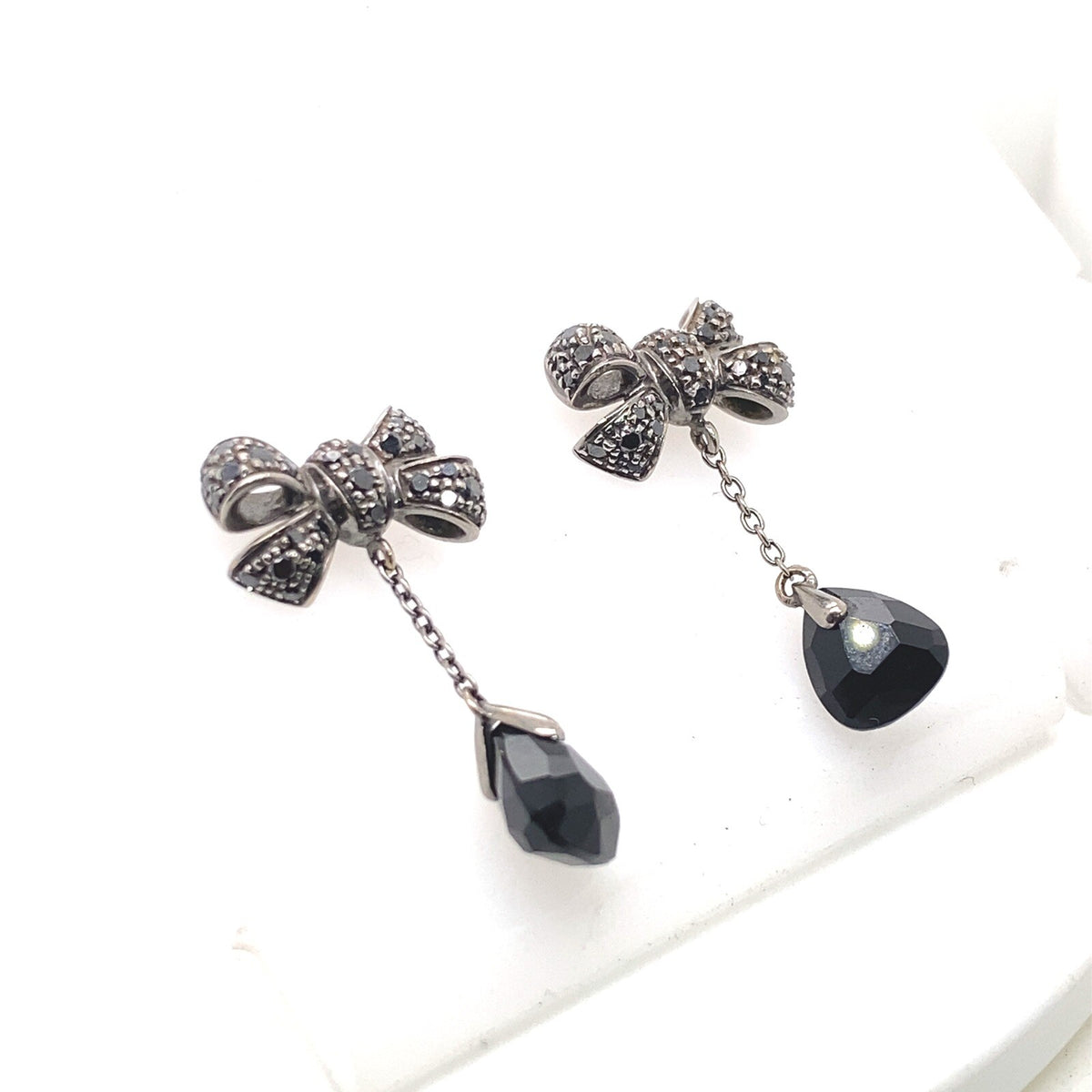 Pomellato 18k bow design dangle earrings with black dias and onix (view 2)
