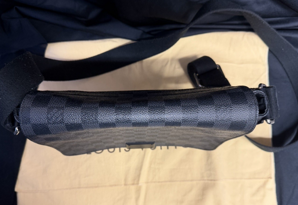 Louis Vuitton District PM Messenger Bag Damier Graphite Canvas Adjustable Strap (view 7)