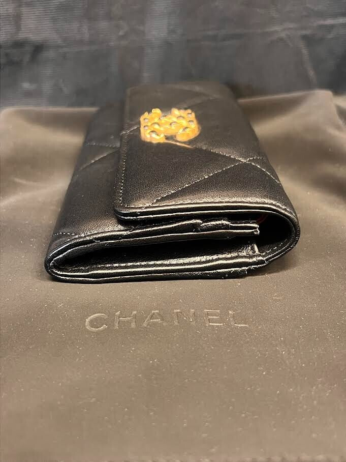 Chanel 19 Flap Interlocking CC Logo Wallet Black Quilted Lambskin (view 6)