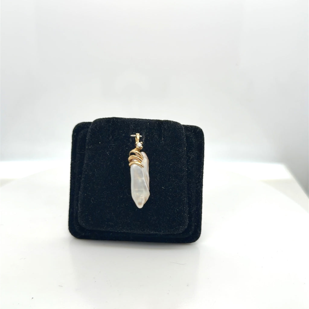 14K Yellow Gold Baroque Pearl Diamond Pendant Natural 0.03 Ctw (view 2)