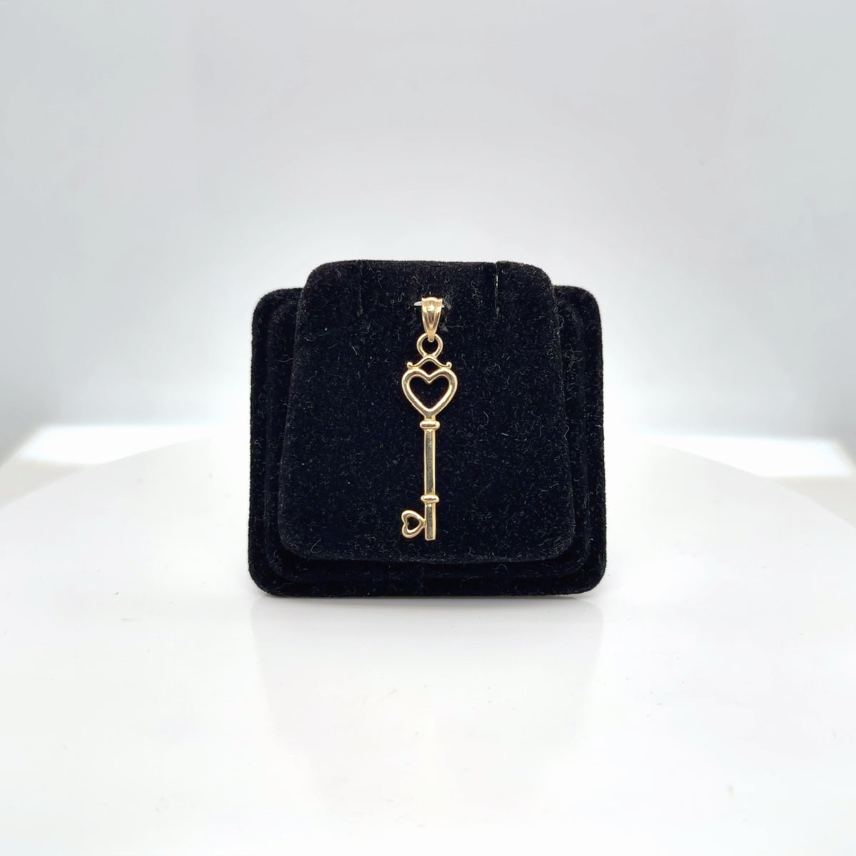 10K Yellow Gold Heart Key Pendant, Pre-Owned Fine Charm, 0.87g (view 3)