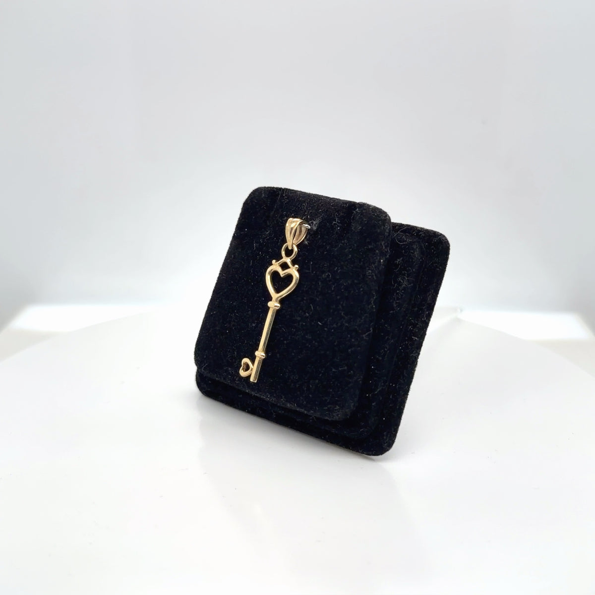 10K Yellow Gold Heart Key Pendant, Pre-Owned Fine Charm, 0.87g