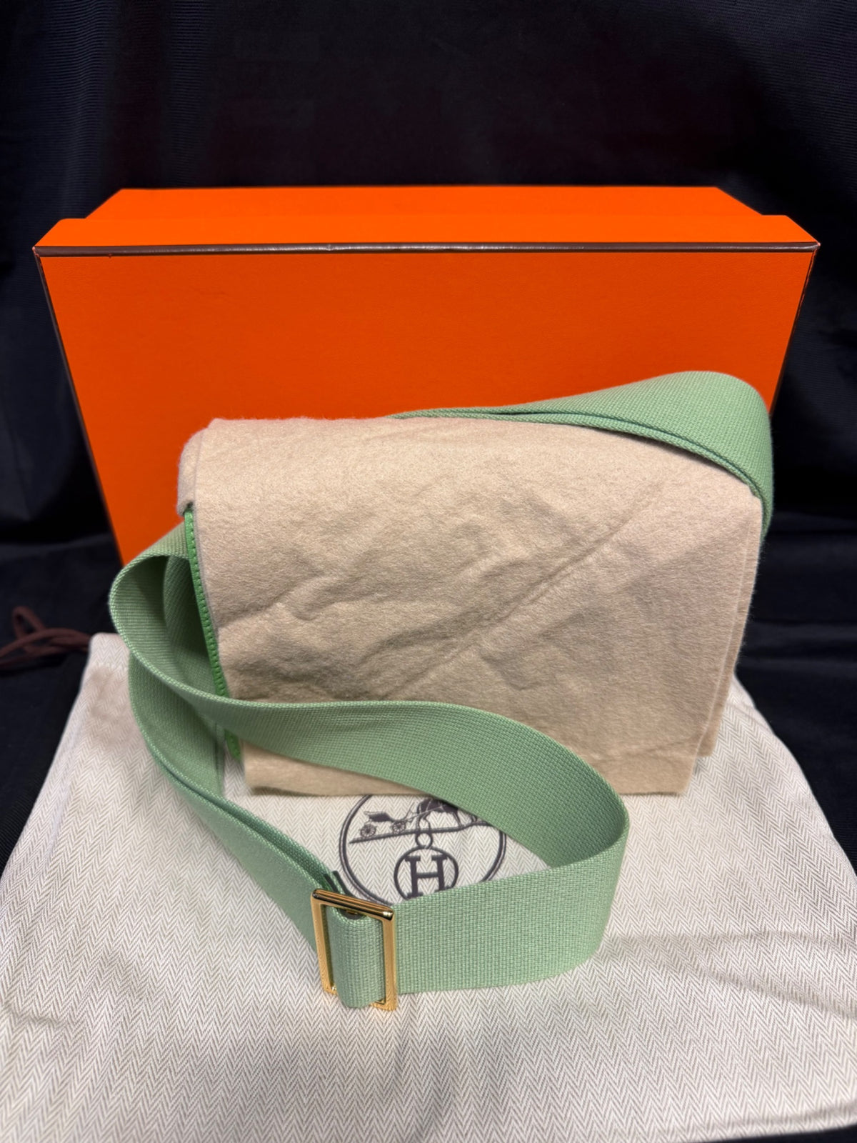 Hermès Geta Bag Chèvre Mysore Vert Criquet Gold Hardware 8" Pre-Owned (view 12)