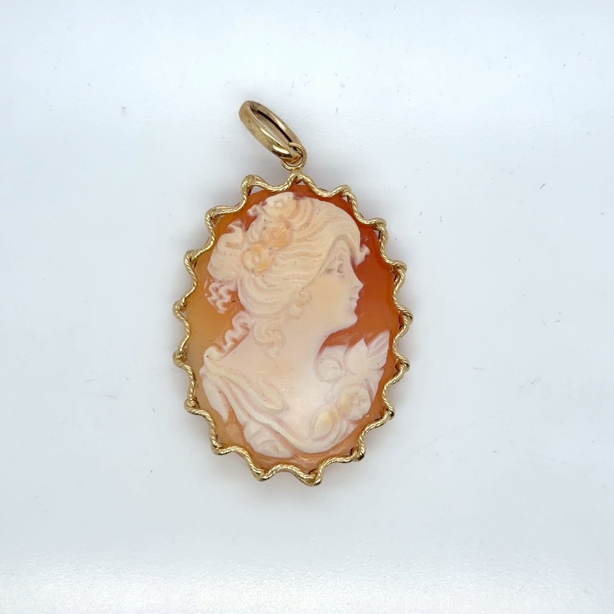 14K Yellow Gold Shell Cameo Pendant Lady Portrait Scallop Frame 7.53g