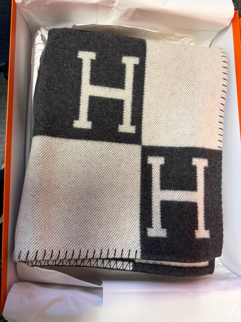 Hermès Avalon Throw Blanket Ecru Gris Foncé Wool Cashmere 53x67 (view 4)