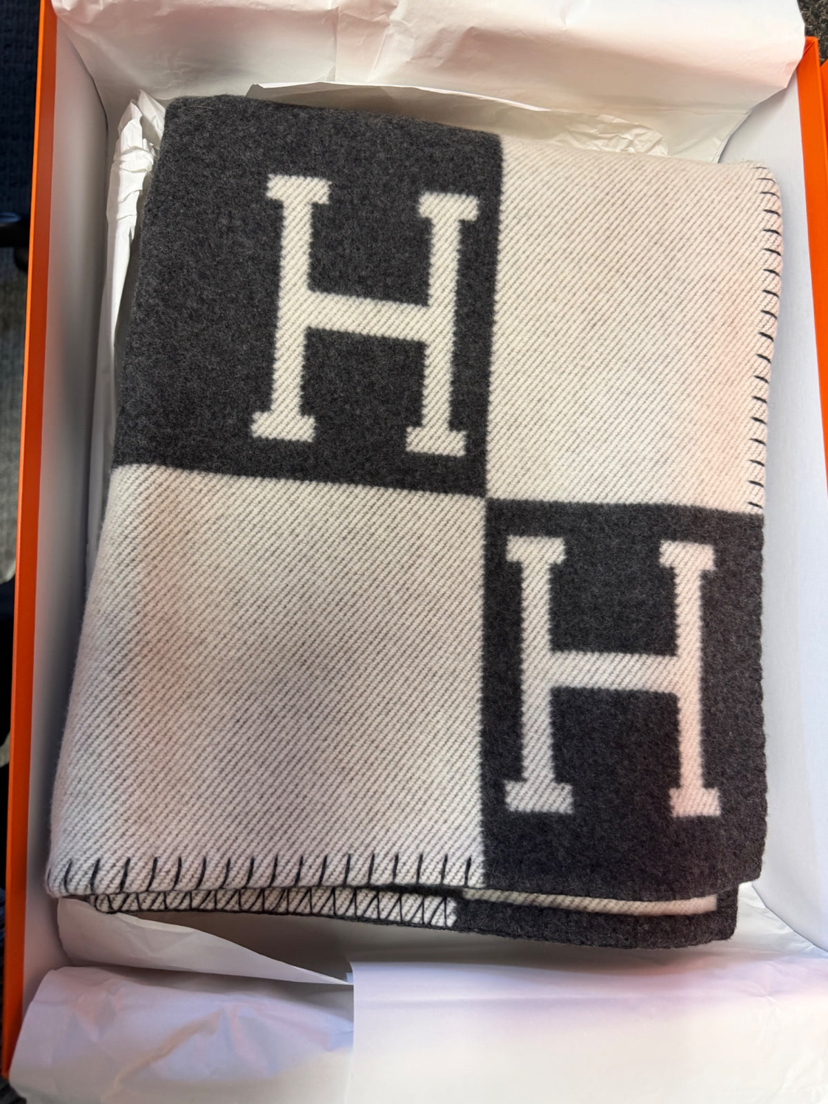 Hermès Avalon Throw Blanket Ecru Gris Foncé Wool Cashmere 53x67 (view 4)
