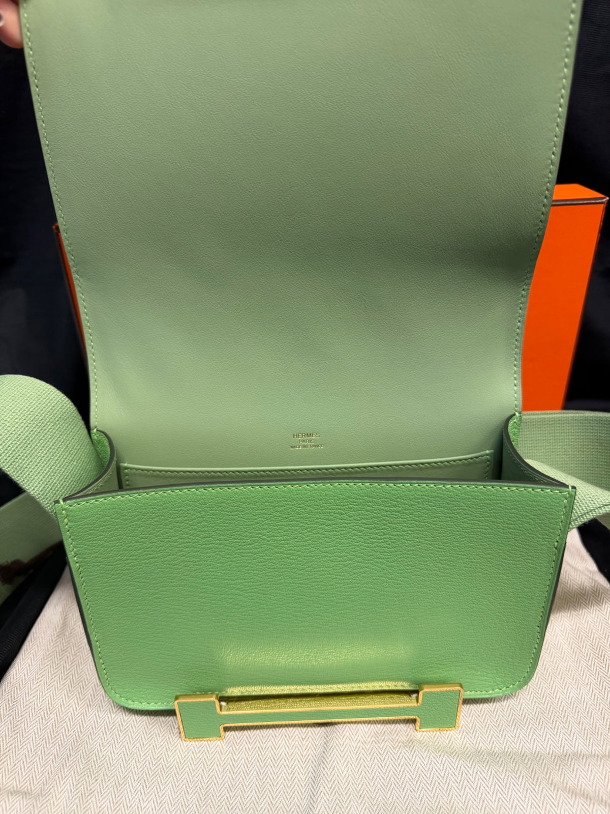 Hermès Geta Bag Chèvre Mysore Vert Criquet Gold Hardware 8" Pre-Owned (view 8)