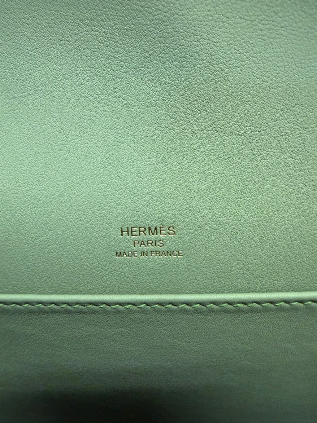 Hermès Geta Bag Chèvre Mysore Vert Criquet Gold Hardware 8" Pre-Owned (view 10)