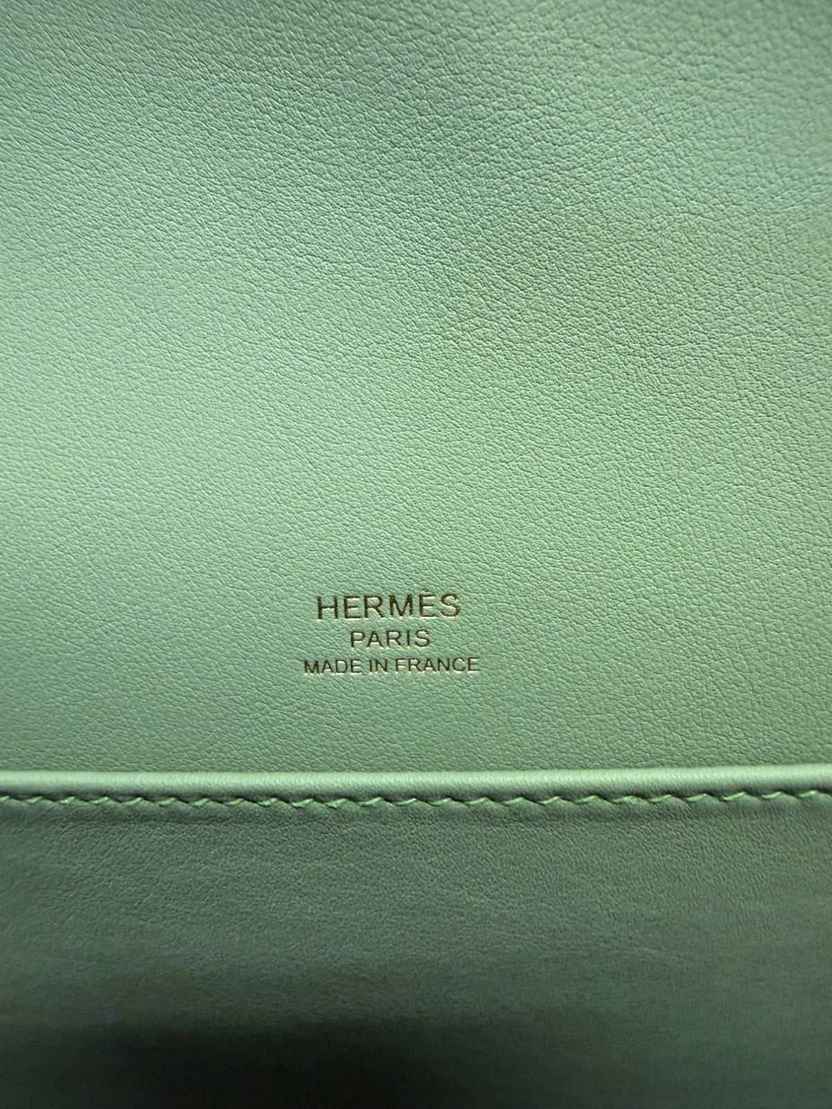 Hermès Geta Bag Chèvre Mysore Vert Criquet Gold Hardware 8" Pre-Owned (view 10)