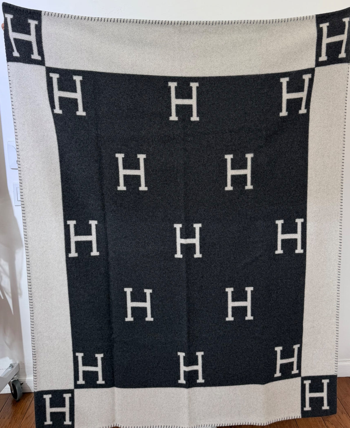 Hermès Avalon Throw Blanket Ecru Gris Foncé Wool Cashmere 53x67 (view 2)
