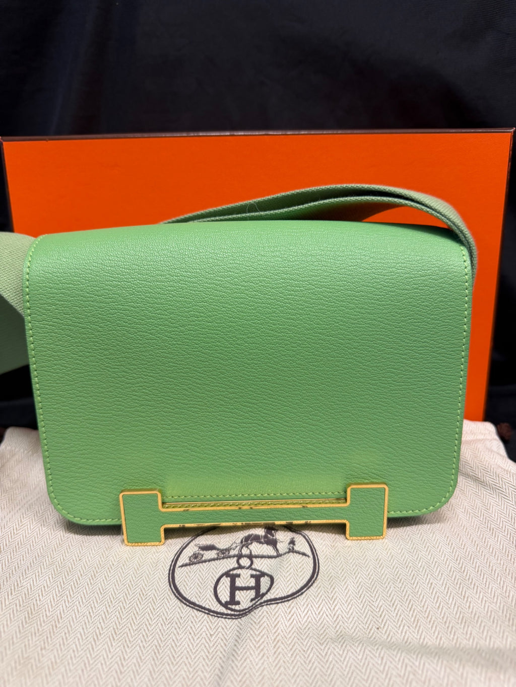 Hermès Geta Bag Chèvre Mysore Vert Criquet Gold Hardware 8" Pre-Owned (view 2)