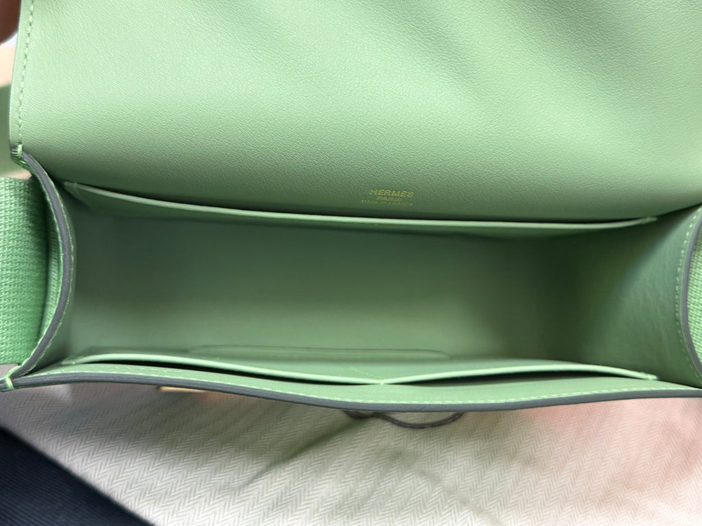 Hermès Geta Bag Chèvre Mysore Vert Criquet Gold Hardware 8" Pre-Owned (view 9)