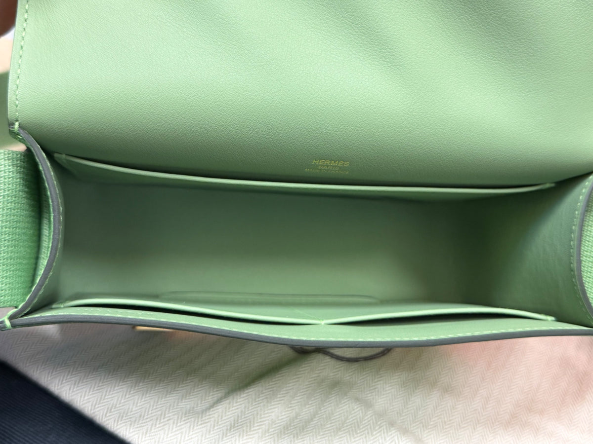 Hermès Geta Bag Chèvre Mysore Vert Criquet Gold Hardware 8" Pre-Owned (view 9)